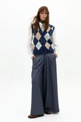 Pantalón de corte culotte extra ancho, tiro alto con pinzas frontales y cierre oculto. Confeccionado en tejido twill de color azul oscuro con textura sutil.