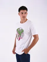 Remera blanca de manga corta con estampado frontal de Hulk y el logo de los Avengers.