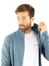 Campera Kevingston modelo Brecker, color celeste, tejida en hilado blend con propiedades anti-pilling. Tiene cuello alto con rayas a contratono y cierre frontal.