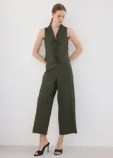 Pantalón verde militar de corte recto y diseño largo, confeccionado en mezcla de lino, viscosa y algodón. Cuenta con cintura elástica.