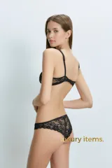 Bombacha tipo vedetina confeccionada en encaje negro con diseño floral, con forro interior de algodón.