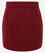 Short pollera de corte recto con diseño de cintura cruzada y patrón de espina de pez en color bordó.