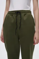 Pantalón tipo babucha de corte recto, confeccionado en tejido con felpa, con cintura elástica y cordón de ajuste frontal.