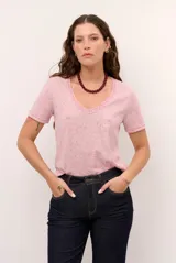 Remera de manga corta con escote en V, de corte recto y acabado melange.