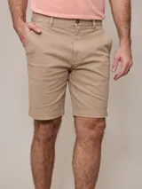 Bermuda color beige, de corte recto y largo hasta la rodilla.