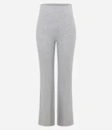 Pantalón flare gris melange, de tiro alto y cintura ancha, confeccionado en microfibra con viscosa y elastano.