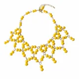 Collar corto de cuentas de cristal facetado color amarillo, con estructura en red de eslabones metálicos dorados y cierre ajustable con cadena de alargue.