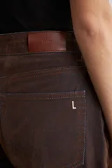 Pantalón de jean recto color marrón con textura similar a terciopelo, tiro medio y bolsillos traseros.