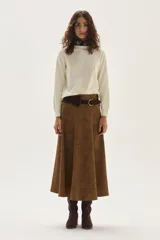 Sweater de punto color beige, con cuello redondo, manga larga y puños acanalados.