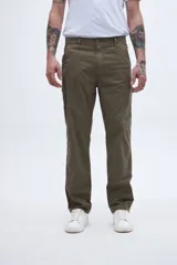 Pantalón de gabardina color verde oliva, corte recto, con bolsillos laterales tipo carpintero y detalle en la parte trasera.