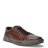 Championes urbanos de cuero color marrón tabaco, con cordones al tono y suela de goma gris con detalle de marca en relieve.
