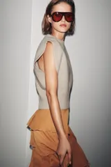 Chaleco de punto confeccionado en lana, con cuello redondo y diseño de manga sisa amplia. Presenta acabados en rib en el cuello, las sisas y el ruedo.