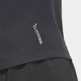 Remera deportiva Adidas de running, color negro, con cuello redondo y mangas cortas. Presenta el logo de la marca en color blanco en el pecho y tecnología de gestión de humedad para mayor frescura.