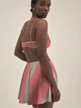 Minifalda de tela de traje de baño con degradado de verde a rosa.