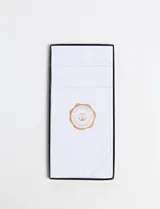 Pack de pañuelos blancos de tela con detalle de bordes sutiles y etiqueta autoadhesiva de la marca Harrington 1937.