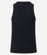 Musculosa de hombre color beige con textura acanalada, cuello redondo y corte regular.