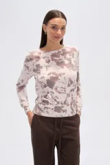 Sweater de punto con estampado animal print, cuello redondo a la base y mangas largas. Presenta un corte holgado y cómodo.