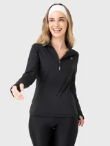 Buzo deportivo de manga larga en color negro, confeccionado en tela técnica suave y delgada. Presenta un diseño con medio cierre frontal, cuello alto y aberturas para los pulgares en los puños.