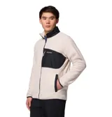 Campera de polar Columbia con cierre frontal completo, cuello alto y bolsillo en el pecho con cierre. Presenta un diseño en color beige con detalles en negro en el bolsillo, cuello, puños y dobladillo.