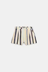 Shorts de tiro medio con trabillas en la cintura y cierre frontal con cremallera y botón. Presenta pliegues delanteros y bolsillos laterales ocultos en la costura, con un diseño de rayas verticales multicolor.
