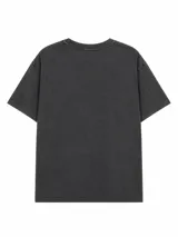 Remera de algodón con efecto lavado, color negro, de corte holgado y manga corta. Presenta un estampado gráfico central con tipografía y elementos abstractos en tonos claros.