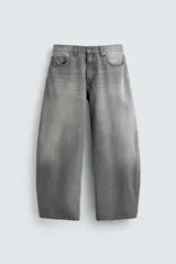 Jeans de hombre, corte balloon fit, tiro medio, confeccionados en denim rígido de algodón. Presentan un efecto lavado con un marcado degradado vertical, cinco bolsillos y cierre frontal con cremallera y botón.