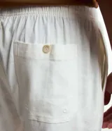 Bermuda masculina de corte recto y color beige, con cintura elástica, cordón ajustable y bolsillos laterales. Pertenece a la marca Ripping.
