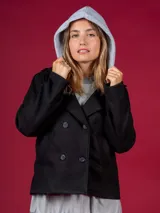 Chaqueta corta negra de paño con doble botonadura y solapas amplias.