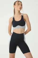 Top deportivo negro y gris con costuras blancas y logo BASSET 00,S estampado en la espalda.