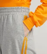 Pantalón pantalona de corte amplio, color gris melange, con cintura elástica y rayas laterales en contraste. Confeccionado en tejido de algodón y poliéster.