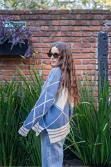 Saco tejido de punto con diseño geométrico de rombos en color azul y blanco. Presenta cuello redondo, cierre frontal con botones, mangas largas abullonadas y terminaciones acanaladas en puños y ruedo.