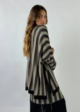 Saco tejido de punto con rayas verticales en tonos beige y negro, de corte amplio y mangas largas.