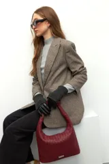 Guantes negros con diseño de cuero sintético en la palma y tejido de punto en el dorso.