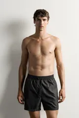 Short de baño negro de tejido técnico, con cintura elástica ajustable con cordón, bolsillos laterales y forro interior, perteneciente a la colección especial Aaron Levine x Zara.