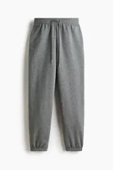 Pantalón deportivo de tiro alto confeccionado en felpa de mezcla de algodón con interior cepillado. Presenta cintura elástica con cordón de ajuste, bolsillos laterales al bies y puños elásticos en los bajos.