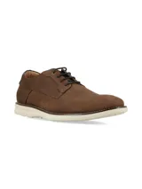 Zapato acordonado de cuero color marrón, con suela de goma blanca tipo deportiva.