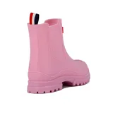 Bota de lluvia corta color beige, con suela track dentada y tirador trasero con detalle de cinta tricolor. Presenta un parche decorativo con la inscripción 'IRAIN' en el lateral.