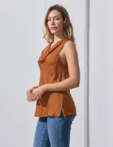 Blusa color marrón de satén sin mangas con cuello volcado.
