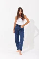 Pantalón de jean estilo slouchy en color azul oscuro, con costuras verticales decorativas en el frente y corte holgado.