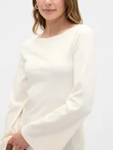 Remera de manga larga con cuello bote, confeccionada en tejido de punto acanalado de textura suave y ajuste entallado.