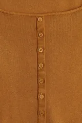 Remera ajustada de punto fino color mostaza, con escote cuadrado pronunciado, manga larga y tapeta de botones decorativa en el frente.