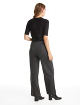 Pantalón de corte wide leg con diseño de espiga, tiro alto y pretina elástica interna. Presenta costuras verticales pespunteadas en el frente y en la parte trasera de cada pierna.