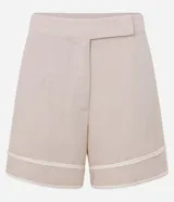 Short de tiro alto confeccionado en mezcla de viscosa y lino, color beige, con detalle de cuerda decorativa en el dobladillo.