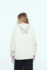 Canguro negro de silueta relajada con capucha, bolsillo canguro y estampados gráficos blancos en el pecho y las mangas.