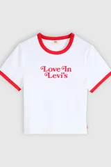 Remera corta de corte ajustado, color blanco con cuello redondo y ribetes en las mangas de color rojo. Cuenta con estampa frontal con la frase "Love In Levi's" en tono rojo.