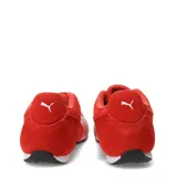 Championes Puma modelo Catch Sd, color rojo con detalles en blanco. Confeccionados en gamuza, presentan el diseño clásico de la marca con la franja lateral característica y suela de perfil bajo.
