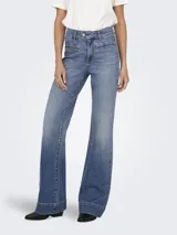 Pantalón de jean estilo flare y tiro alto, en tono azul claro con efecto lavado. Presenta bolsillos frontales tipo ribete y botamanga ancha.