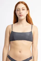 Top de bikini gris con textura de piel de serpiente, escote recto, breteles finos y relleno.