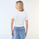 Camiseta de corte crop, color blanco, con cuello redondo y mangas cortas. Diseño básico y ajustado.