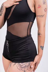 Short negro de tiro alto con cierre de cremallera frontal.